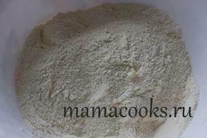 <p>Смешайте в миске все сухие ингредиенты (муку, сахар, разрыхлитель, соль).</p> <p>Смешайте в миске все сухие ингредиенты (муку, сахар, разрыхлитель, соль).</p>