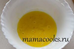 <p>Взбейте в миске яйцо.</p> <p>Взбейте в миске яйцо.</p>