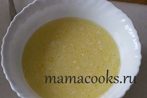 <p>В отдельной миске смешайте все жидкие ингридиенты: яйцо, молоко, масло.</p> <p>В отдельной миске смешайте все жидкие ингридиенты: яйцо, молоко, масло.</p>
