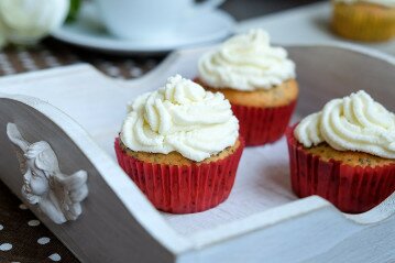 Маковые капкейки с кремом.