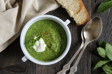 Суп с зеленым горошком и мятой