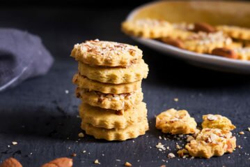 Рецепт крекеров из нутовой муки с миндалем