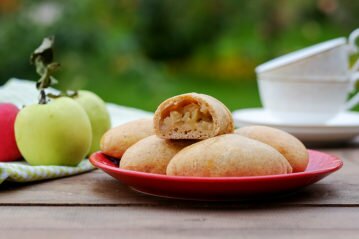 Пирожки с яблоками в духовке