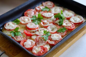 Запеканка с картофелем, томатами и моцареллой