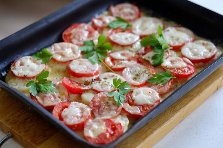 Запеканка с картофелем, томатами и моцареллой